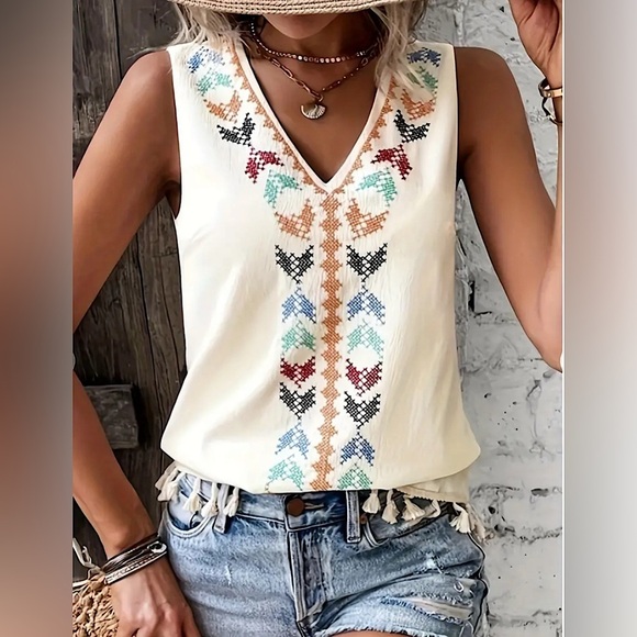New-Tribal print V neck Top - Picture 1 of 3